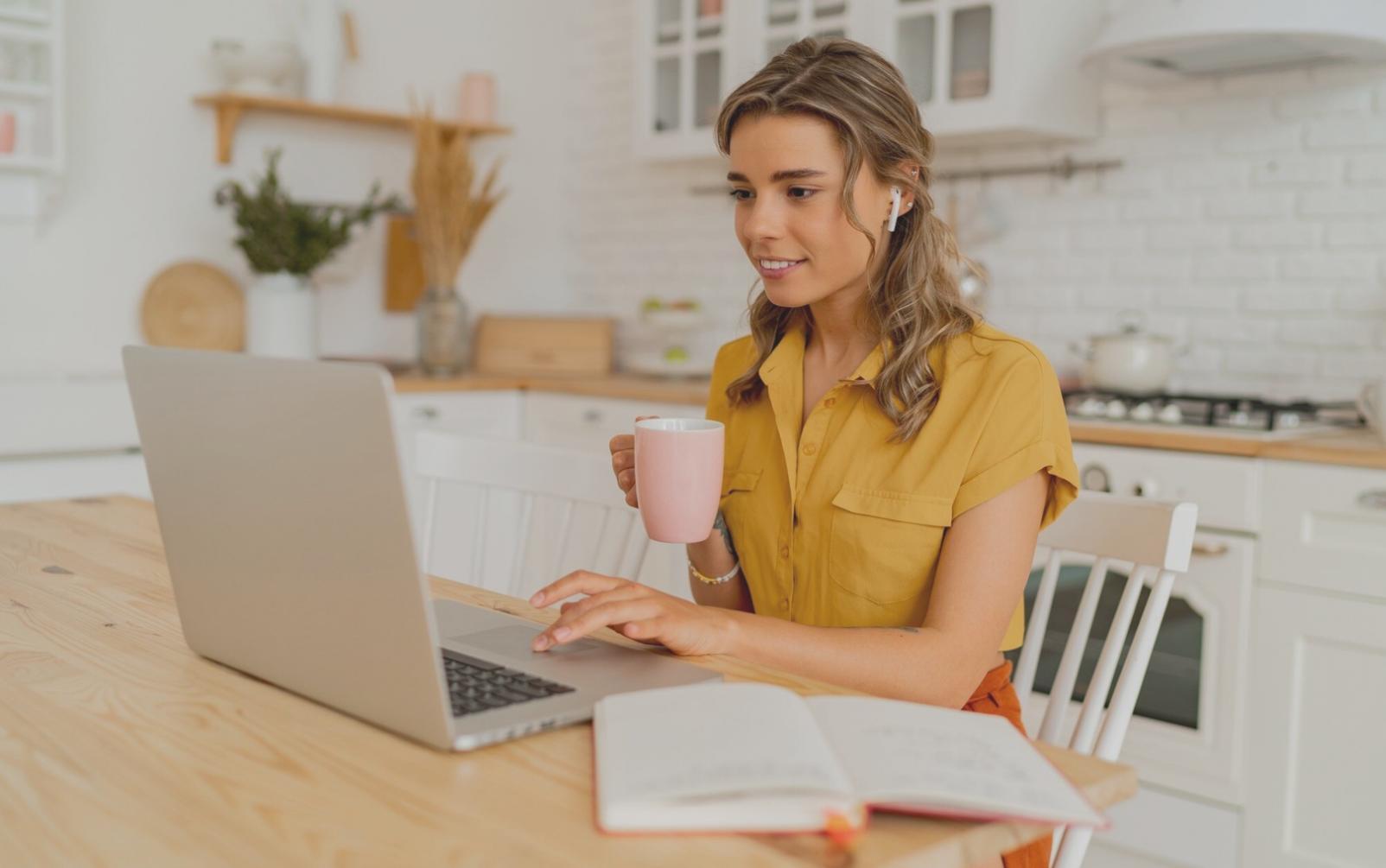 Profesionales trabajando con datos financieros y gráficos