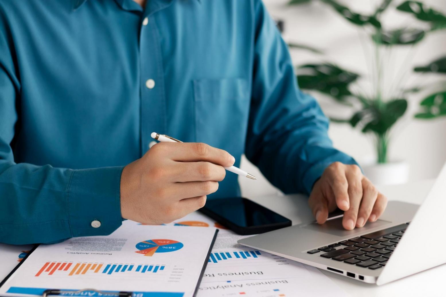 Estudiantes aprendiendo conceptos financieros en aula moderna
